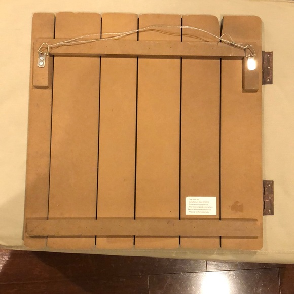 Distressed wood wall decor - Picture 2 of 2